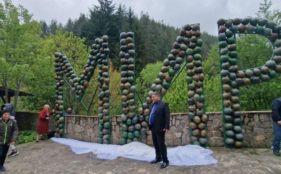 Най-атрактивното село Забърдо откри паметник от 320 войнишки каски
